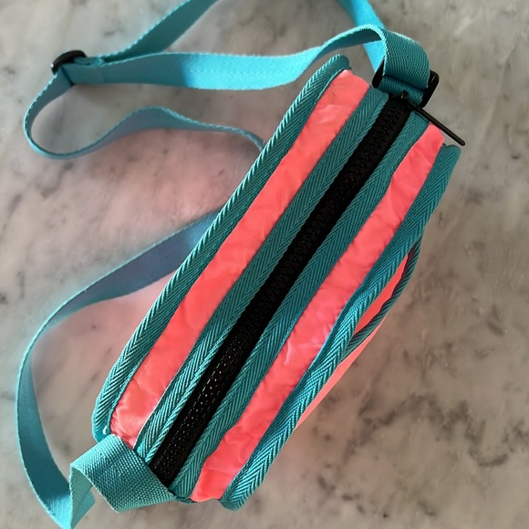 LeSportsac neon 🌈 cross body bag - Picture 3 of 6